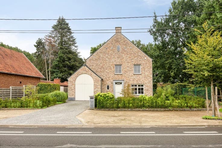 232 m² country villa with garden and further potential