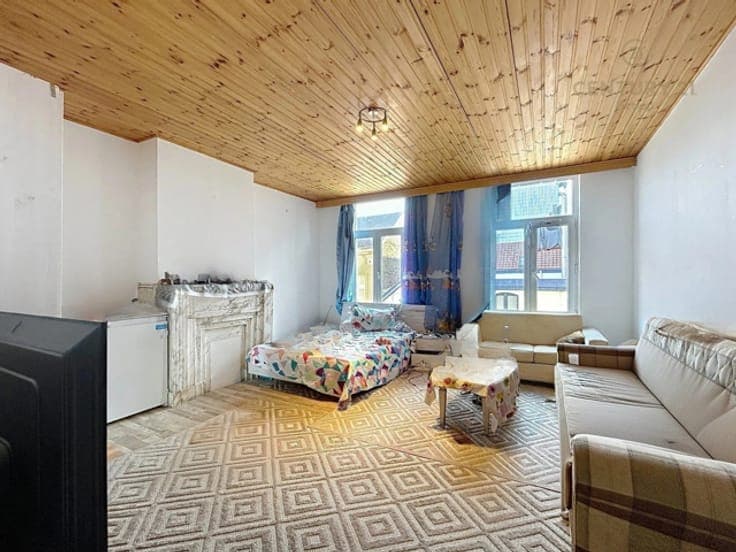 6-BEDROOM SINGLE-FAMILY HOUSE – 83 RUE TRAVERSIÈRE