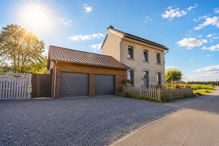 Villa 4 façades avec jardin, bois privatif,panneaux solaires
