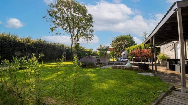 Villa 4 façades avec jardin, bois privatif,panneaux solaires