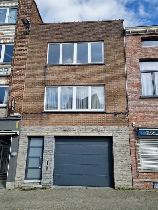 Investment property comprising a large garage (83m²) and 2 f