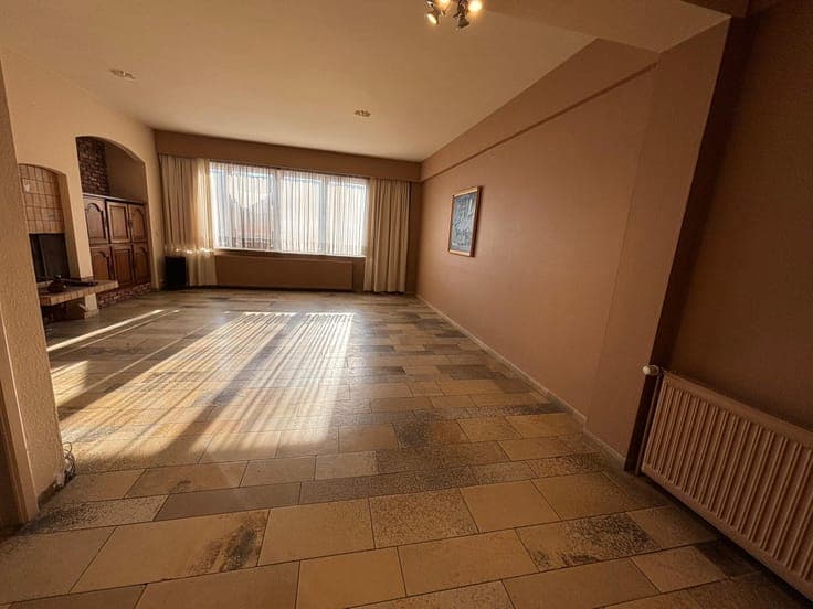 Investment property comprising a large garage (83m²) and 2 f