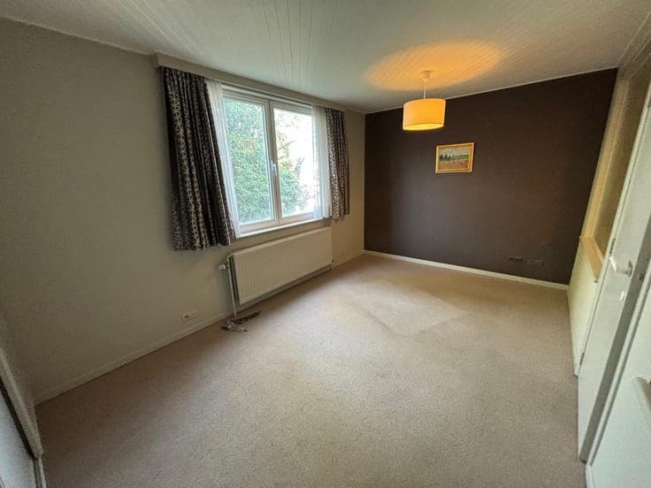 Investment property comprising a large garage (83m²) and 2 f