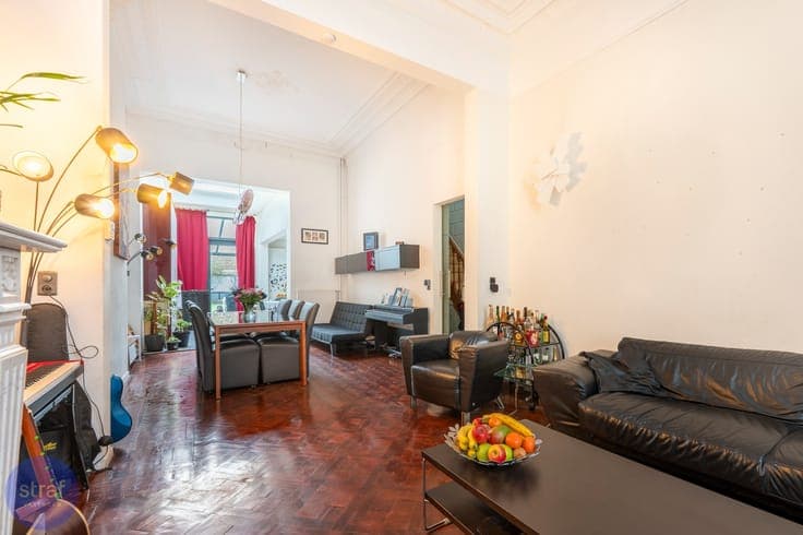 Klassevol Herenhuis met 6 slaapkamers met grote zonnige tuin