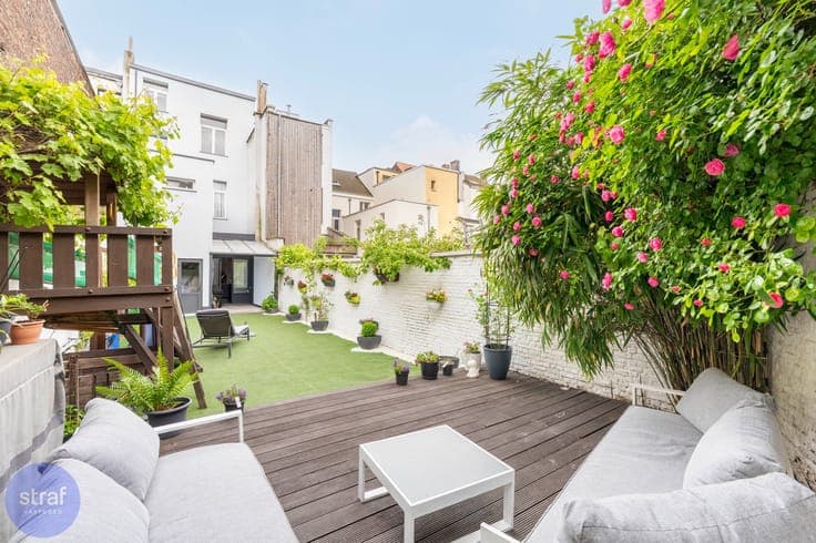 Klassevol Herenhuis met 6 slaapkamers met grote zonnige tuin