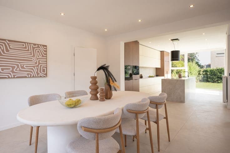 Fully renovated villa with 4 bedrooms, a study and a garden