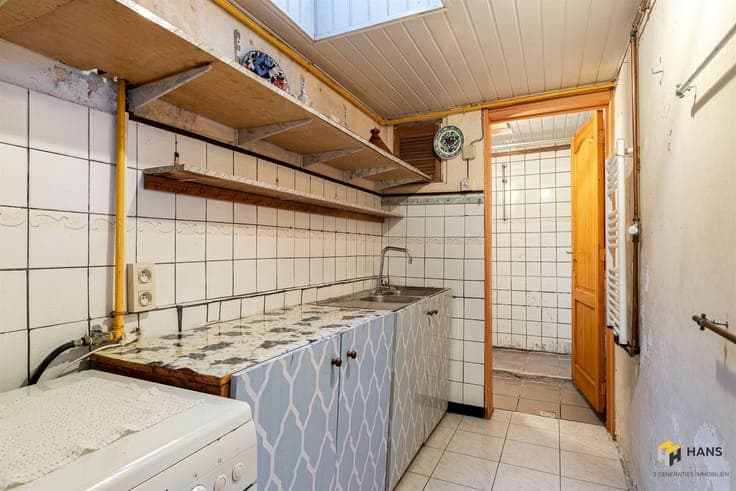 House to renovate (199 m²) with 4 bedrooms, 3 bathrooms and