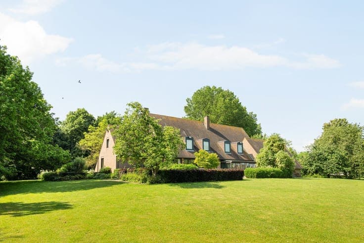 Exclusive villa along a scenic Scheldt branch