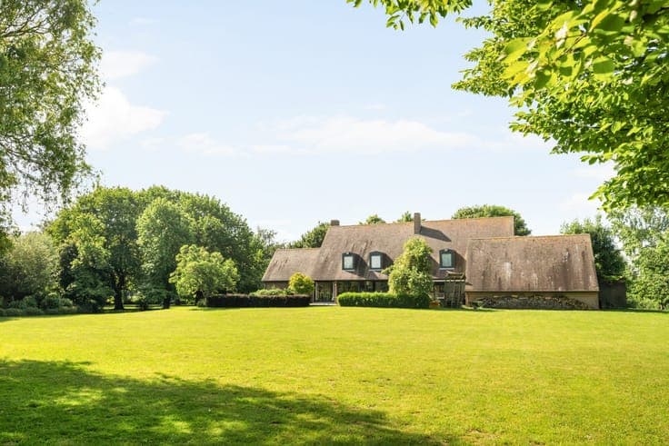Exclusive villa along a scenic Scheldt branch