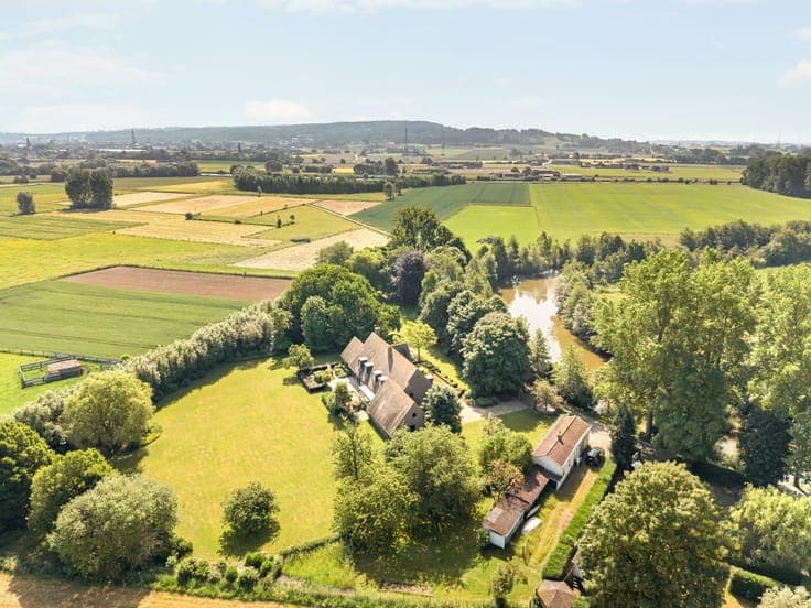 Exclusive villa along a scenic Scheldt branch