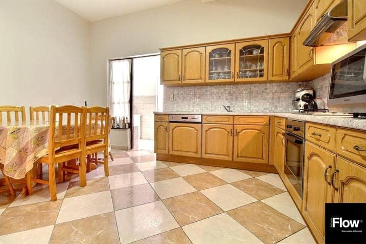 Seven-bedroom house with garden