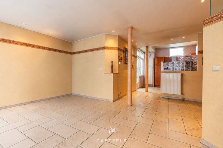 Spacious house with 4 bedrooms, terrace, and prime location