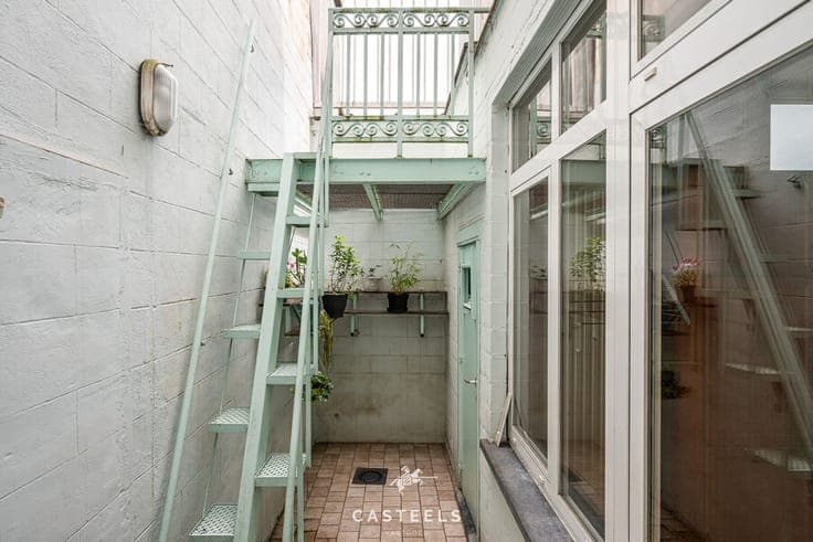 Spacious house with 4 bedrooms, terrace, and prime location
