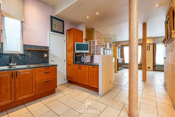 Spacious house with 4 bedrooms, terrace, and prime location