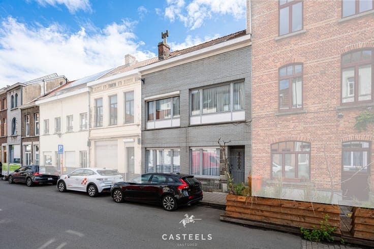 Spacious house with 4 bedrooms, terrace, and prime location