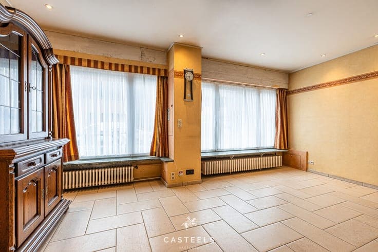 Spacious house with 4 bedrooms, terrace, and prime location
