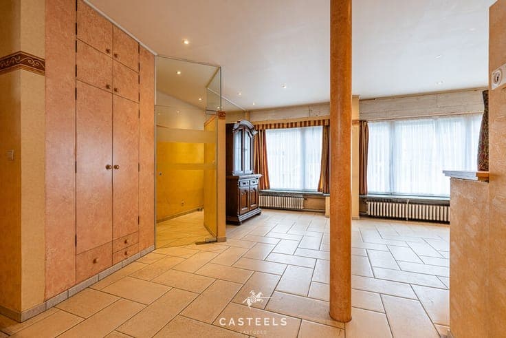 Spacious house with 4 bedrooms, terrace, and prime location