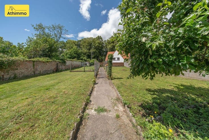 maison de coin avec beau passage latéral et beau jardin fair