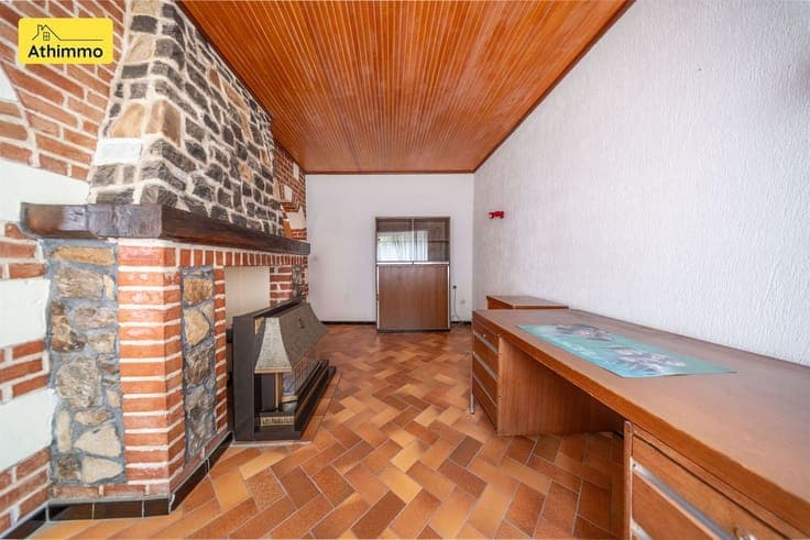 maison de coin avec beau passage latéral et beau jardin fair