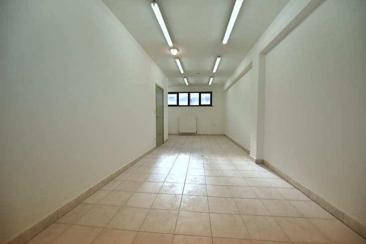 Beautiful, Fully Renovated Commercial Property / Office wit