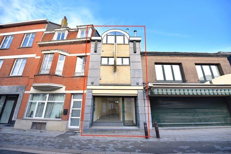 Beautiful, Fully Renovated Commercial Property / Office wit