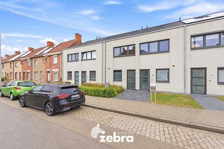 Instapklare woning met achterliggende garage en uitweg!