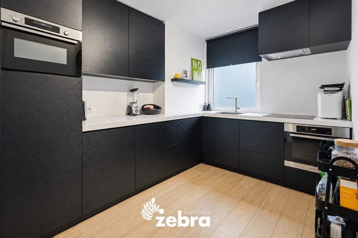 Instapklare woning met achterliggende garage en uitweg!
