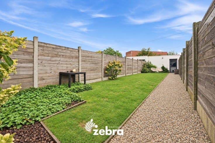 Instapklare woning met achterliggende garage en uitweg!