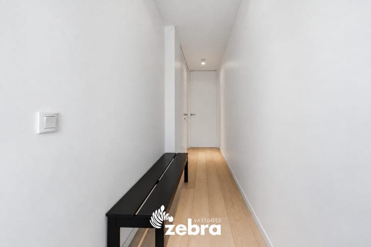 Instapklare woning met achterliggende garage en uitweg!