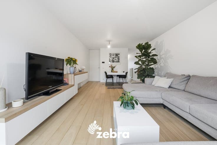 Instapklare woning met achterliggende garage en uitweg!