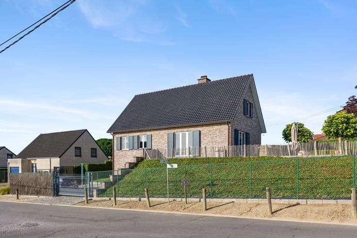 INDRUKWEKKENDE GEZINSWONING MET 4 SLAAPKAMERS EN GROTE GA...