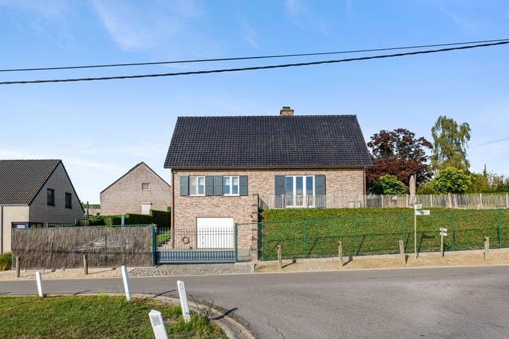 INDRUKWEKKENDE GEZINSWONING MET 4 SLAAPKAMERS EN GROTE GA...