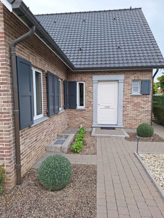 INDRUKWEKKENDE GEZINSWONING MET 4 SLAAPKAMERS EN GROTE GA...