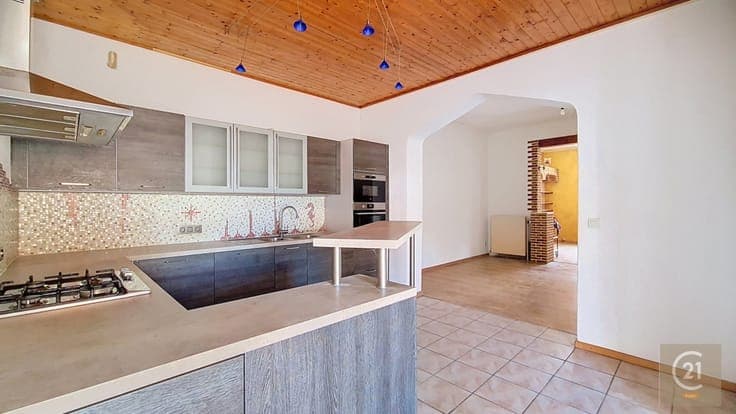 Spacious ±210 m² family home with 5 bedrooms, garden and dou