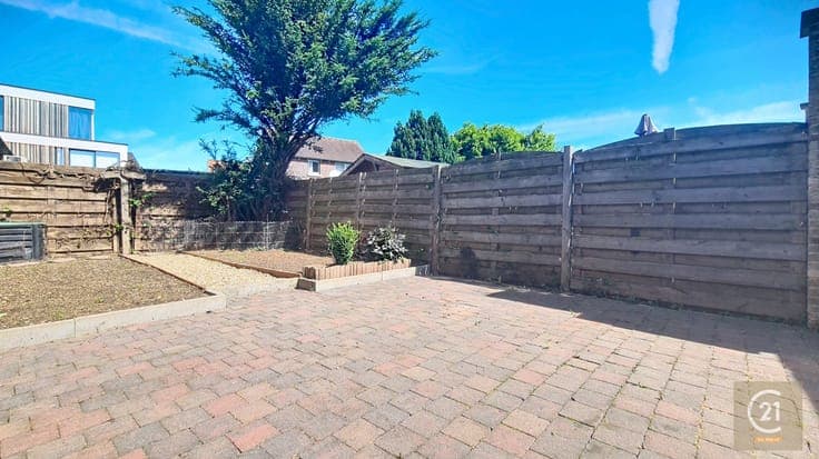 Spacious ±210 m² family home with 5 bedrooms, garden and dou