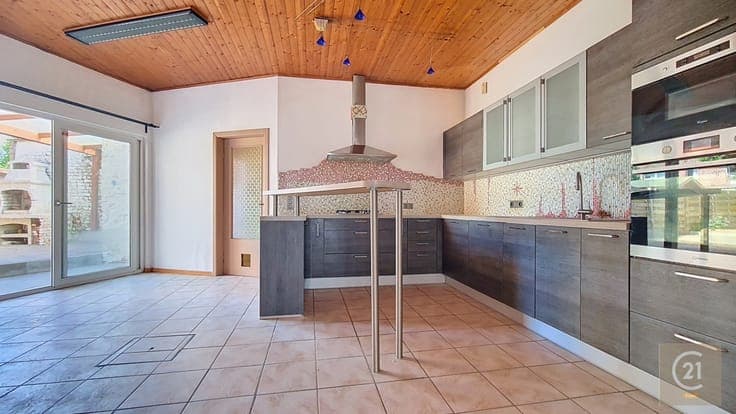 Spacious ±210 m² family home with 5 bedrooms, garden and dou