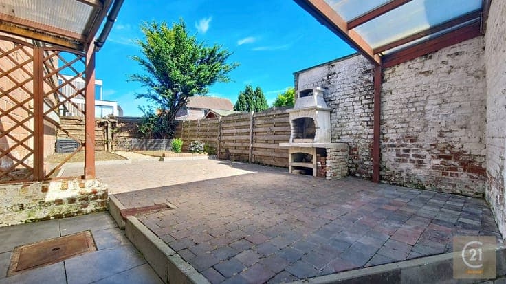 Spacious ±210 m² family home with 5 bedrooms, garden and dou