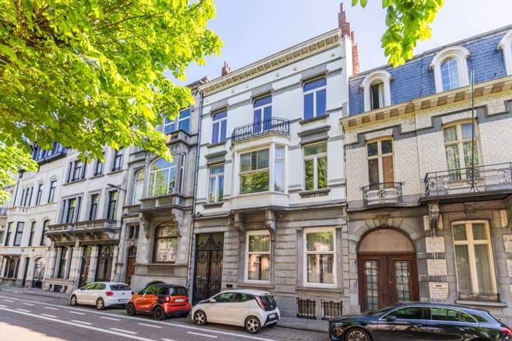 Stately townhouse with exceptional garden, garage and EPC D