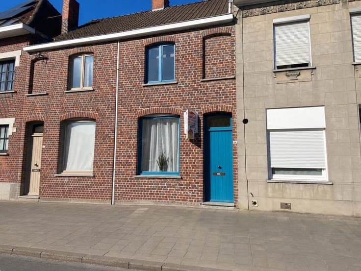 Instapklare rijwoning met 2 slaapkamers, kkn, bdkr,zolder...