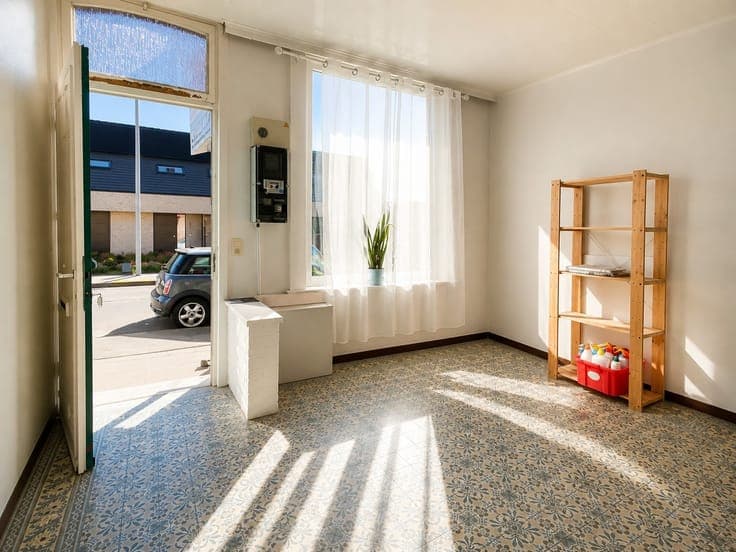 Instapklare rijwoning met 2 slaapkamers, kkn, bdkr,zolder...