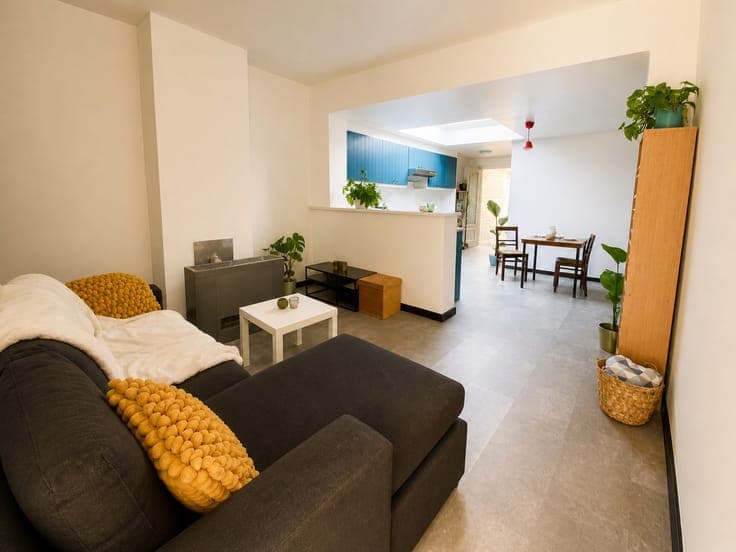 Instapklare rijwoning met 2 slaapkamers, kkn, bdkr,zolder...