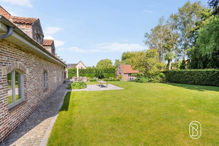 Versatile villa with garden and separate unit