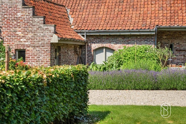 Versatile villa with garden and separate unit
