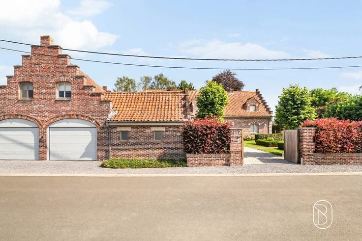 Versatile villa with garden and separate unit