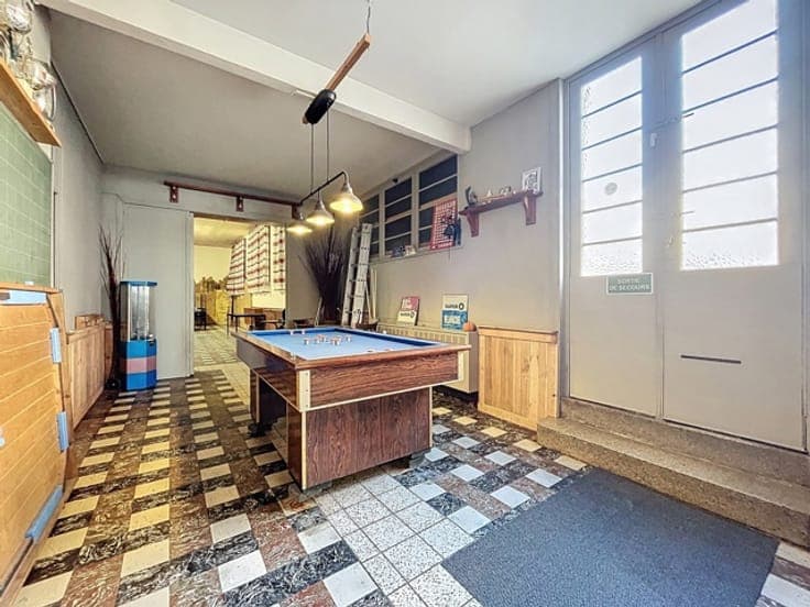 Mixed building: business, reception room and apartment