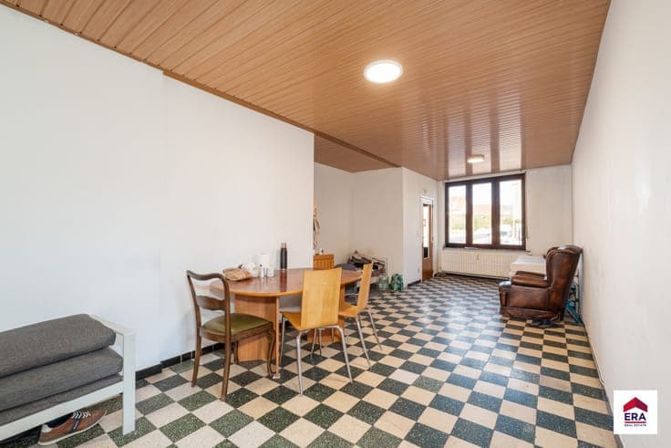 Investment property with 3 app, 1 office & 6 garages