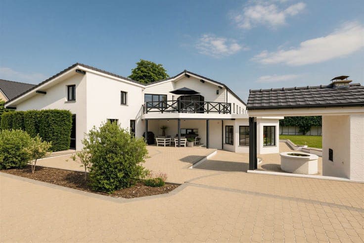 An exceptional property in a lush, green setting