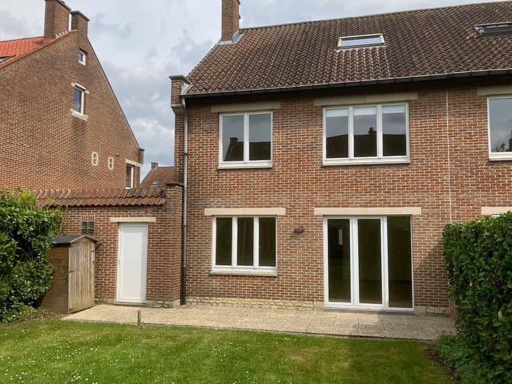 Charming 4bedroom Semi-Detached house with garden and garage