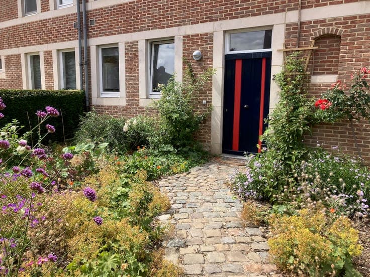 Charming 4bedroom Semi-Detached house with garden and garage