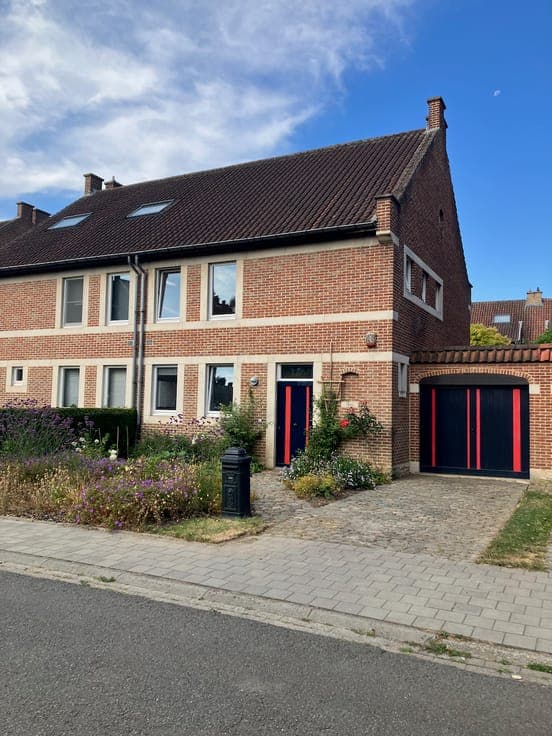 Charming 4bedroom Semi-Detached house with garden and garage